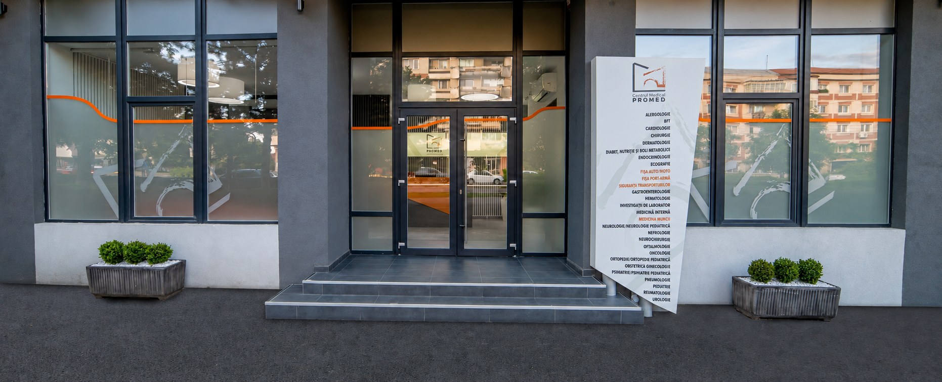 Intrarea Centrului Medical Promed, Deva